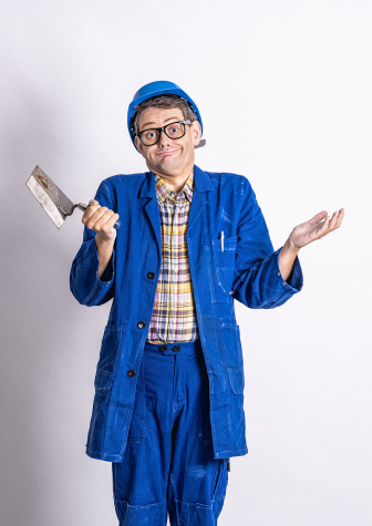 handwerker-peters-pressefoto-mit-maurerkelle