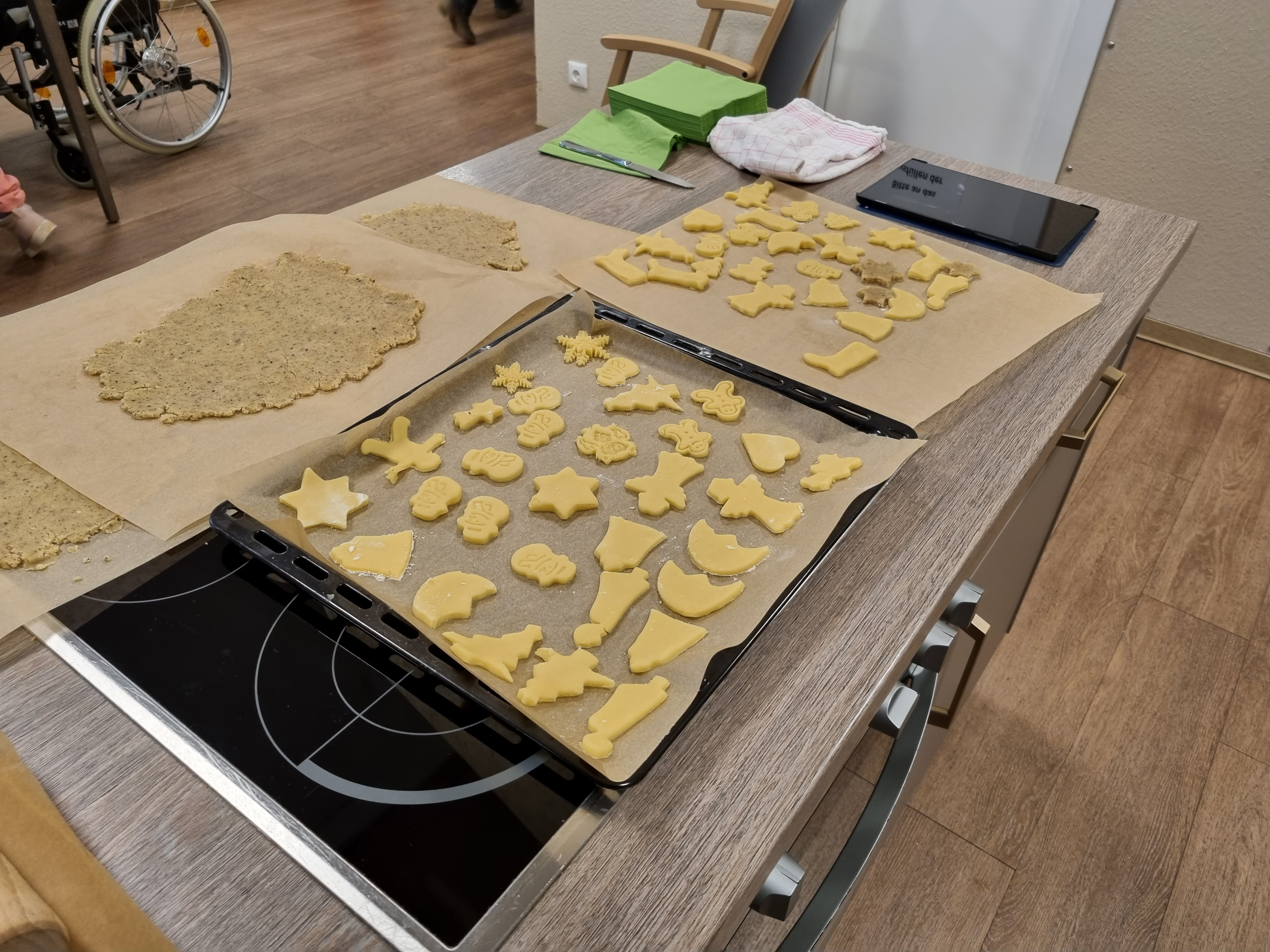 In der Weihnachtsbäckerei: Große Plätzchen im Haus “Kleine Perle“