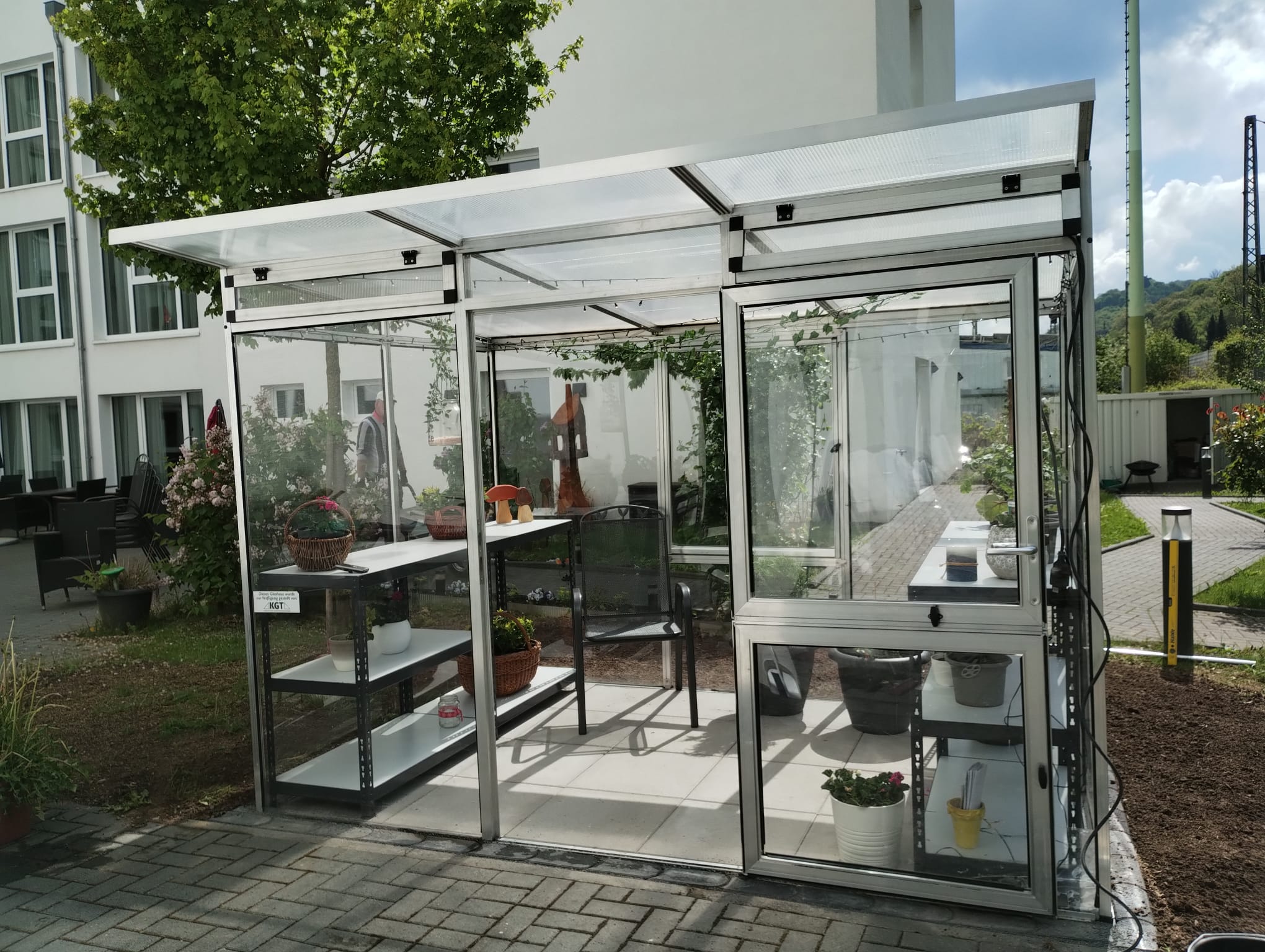 Kulturverein BREISIG.live e.V. übergibt Glashaus an “Haus Kleine Perle“