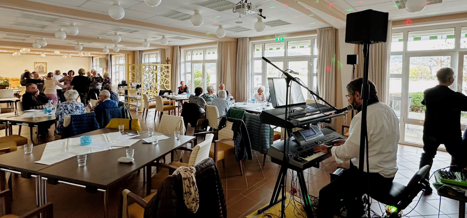 “Der Musikant Peter Speich wird die Tanzwilligen auch bei der dritten “Breisiger TanZZeiT“ am 15. Mai im “Marienhaus Seniorenzentrum St. Josef.“ Auf’s Tanzparkett bringen.“ Kulturverein BREISIG.live (Michael Lüdtke) - Veröffentlichung frei