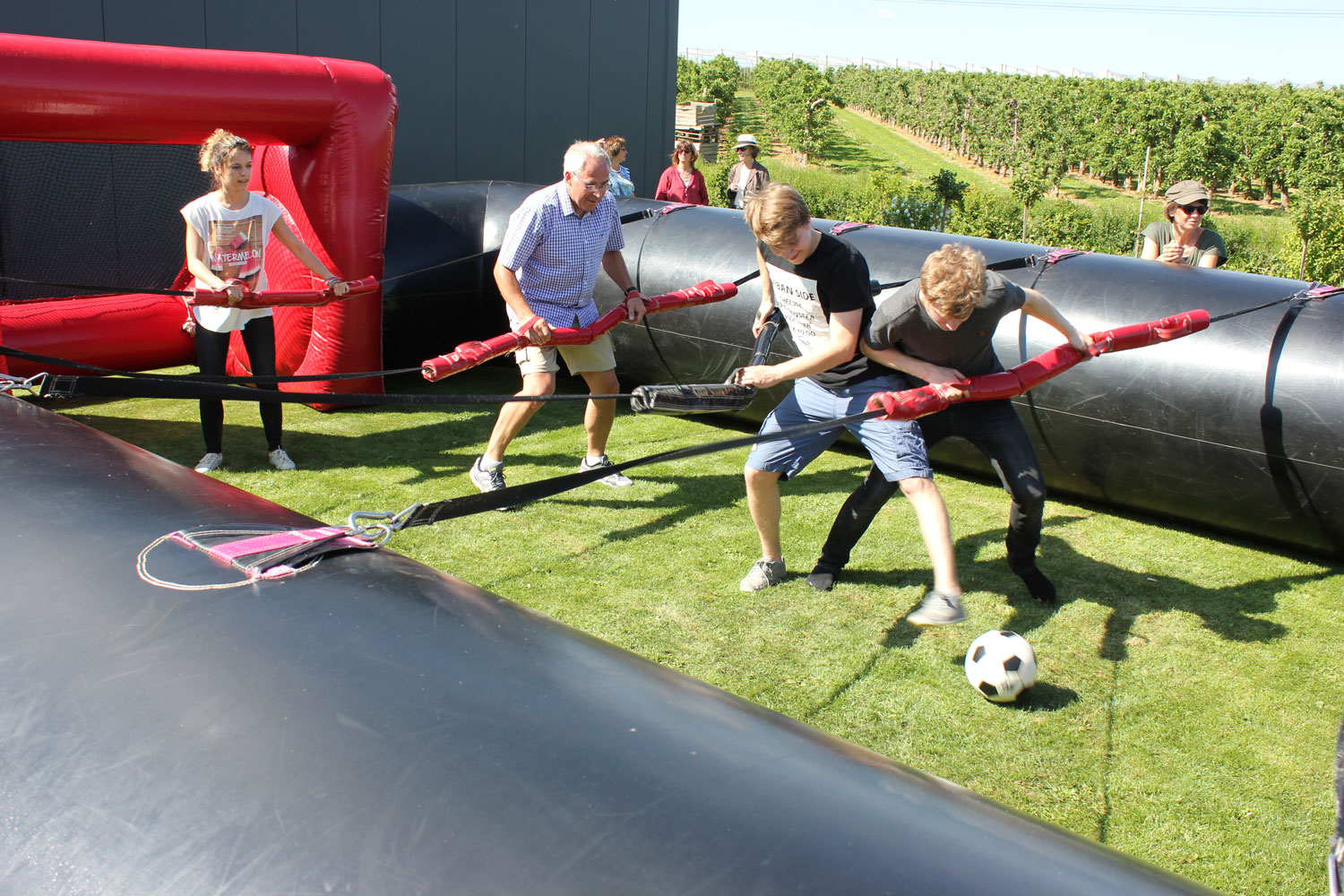 “Menschenkicker“ für Groß – Hüpfburgen für Klein Kulturverein BREISIG.live lädt zu Turnier und Kinderspaß