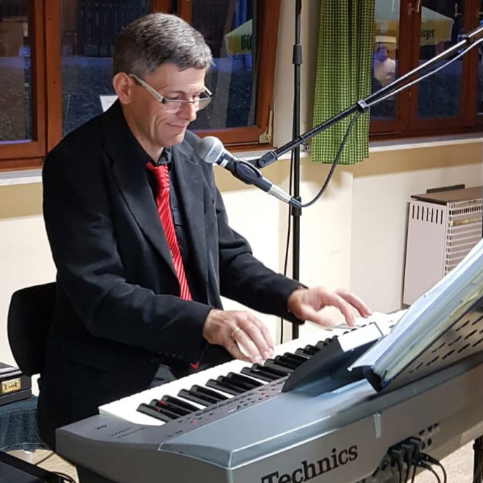 Der Musiker Peter Speich greift bei der “Breisiger TanZZeiT“ am 20.03.2024 im Seniorenzentrum St. Josef für alle Tanzwilligen in die Tasten seines Keyboards. Foto: Peter Speich